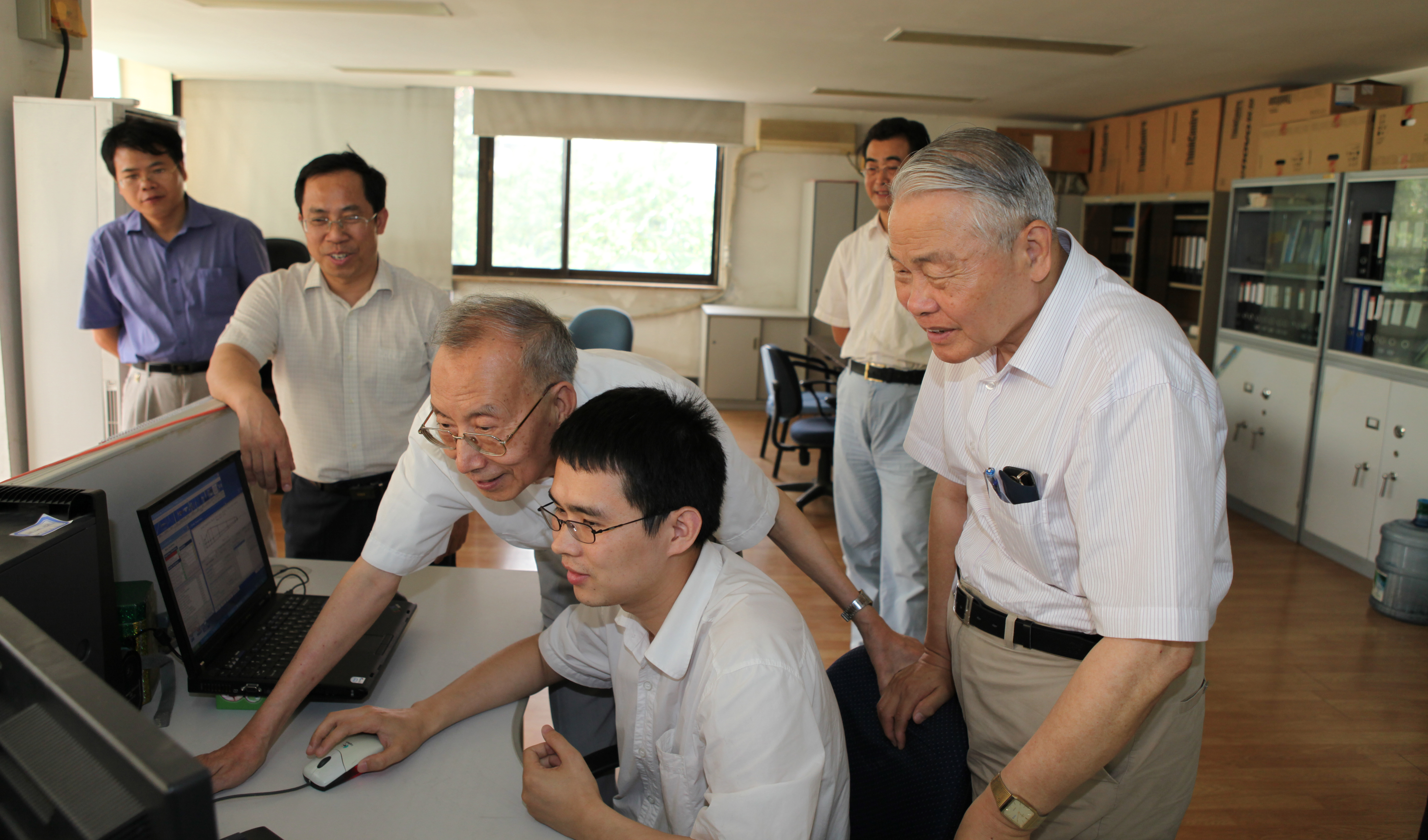 2009年7月21日，原機(jī)械工業(yè)部副部長(zhǎng)沈列初、中國(guó)電工技術(shù)學(xué)會(huì)名譽(yù)理事長(zhǎng)周鶴良蒞臨公司指導(dǎo)工作。.jpg